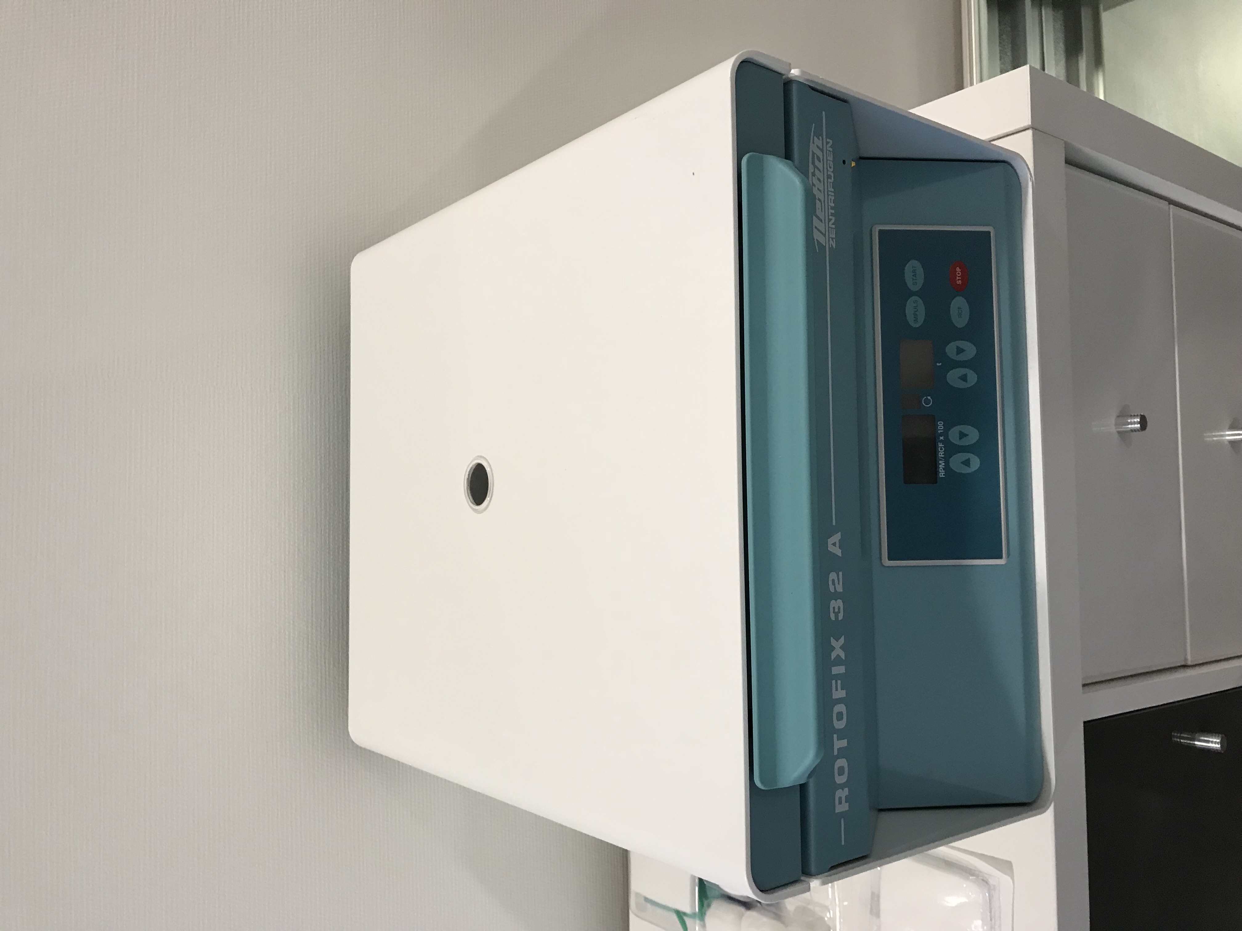 Centrifugeuse utilisée pour isoler le plasma riche en plaquettes